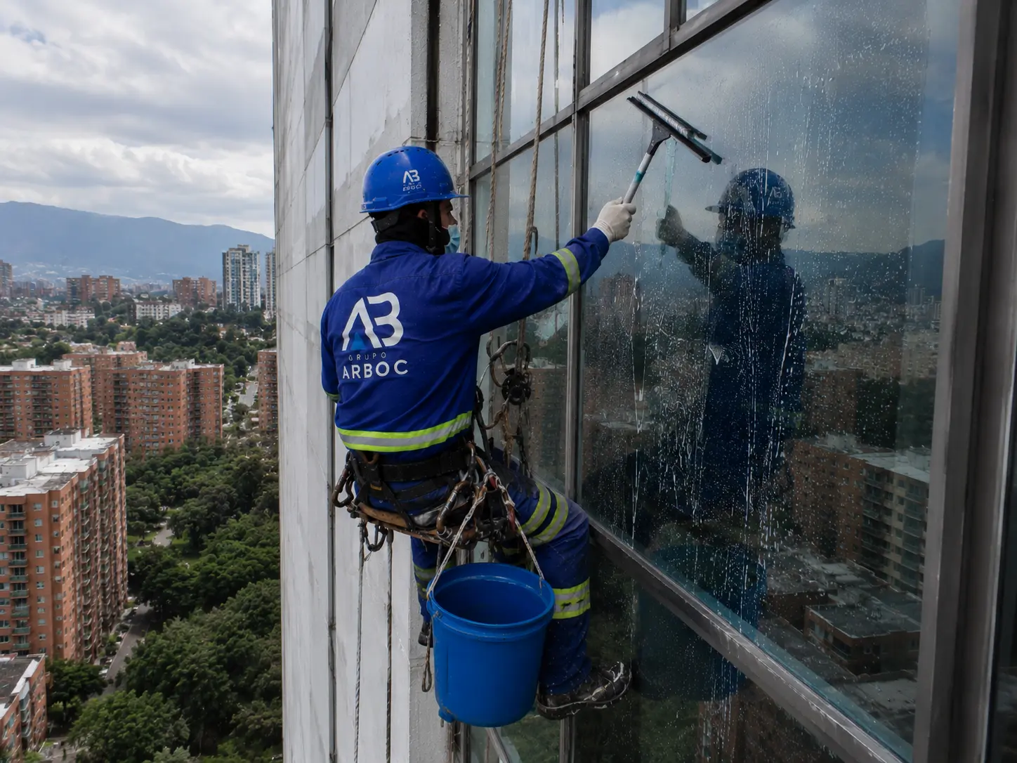 empresa-impermeabilizacion-bogota Personal de Grupo Arboc realizando trabajos de impermeabilización en Bogotá.